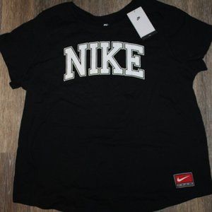 NWT NIKE PLUS LOGO SPORTSWEAR SHORT SLEEVED‎ T SHIRT BLACK WHITE